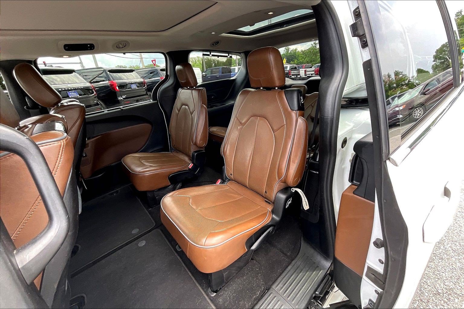 Used 2018 Chrysler Pacifica Limited w/ Tire & Wheel Group FWD image 25