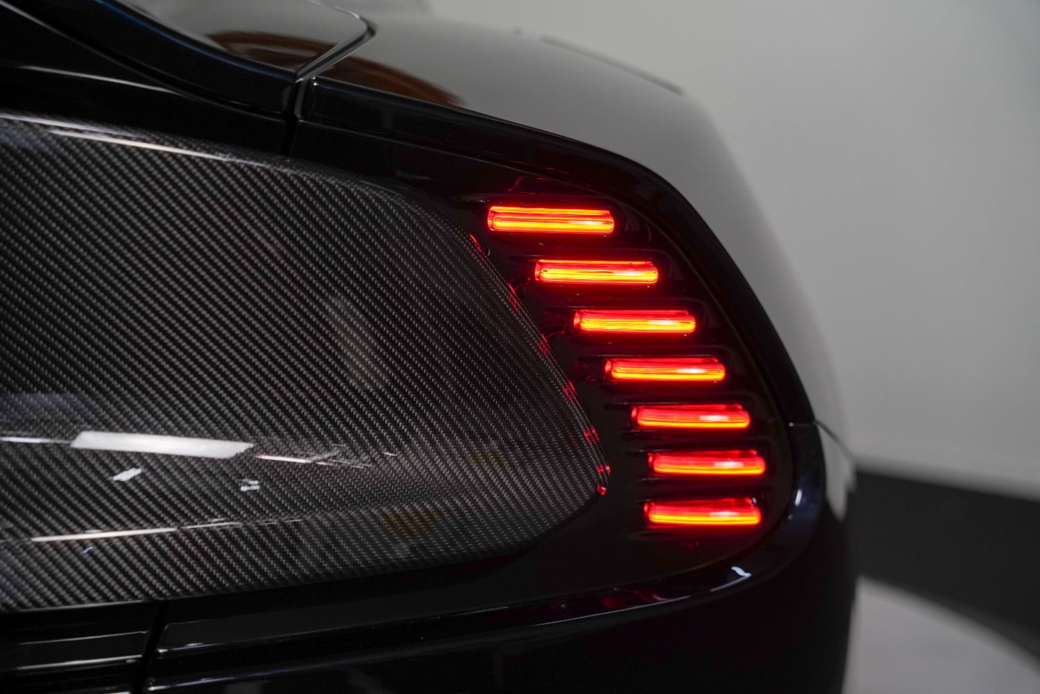 Used 2025 Aston Martin Vanquish RWD image 27