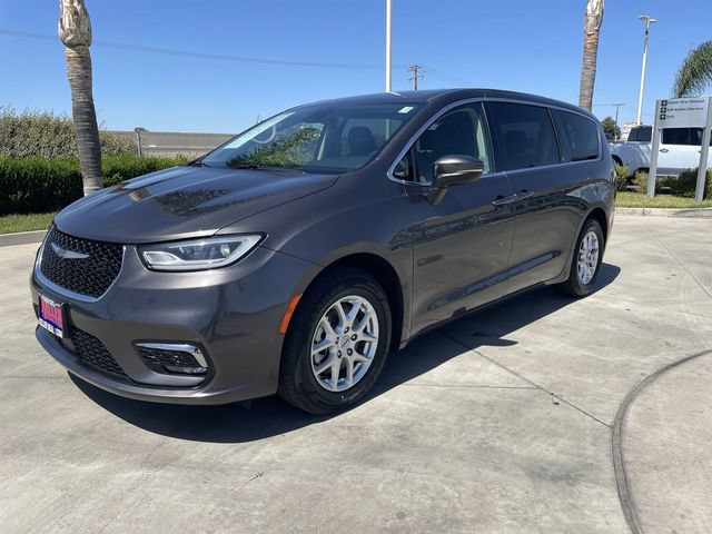 Used 2023 Chrysler Pacifica Touring-L FWD image 1