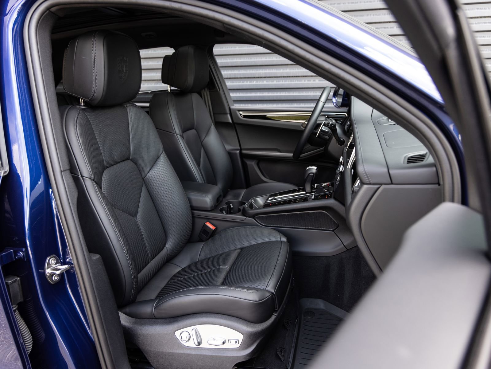 Certified 2025 Porsche Macan image 33