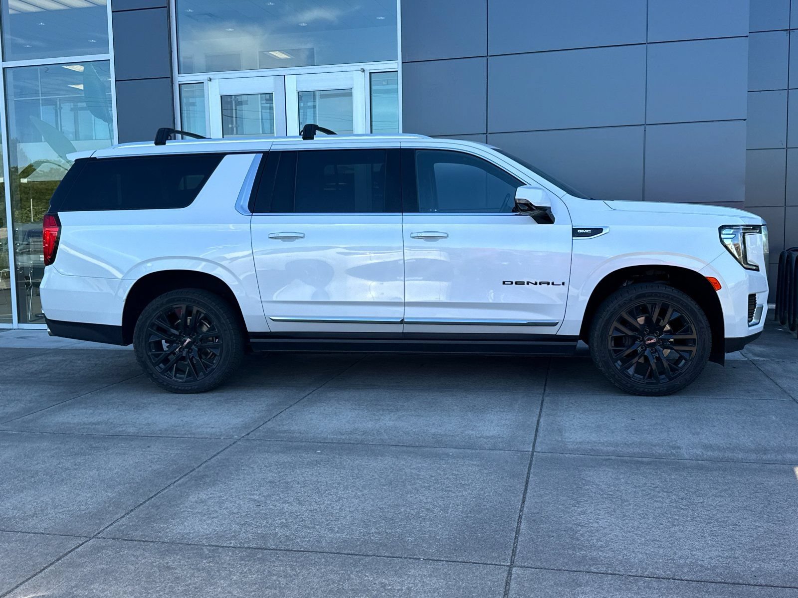 Used 2022 GMC Yukon XL Denali AWD/4WD image 2