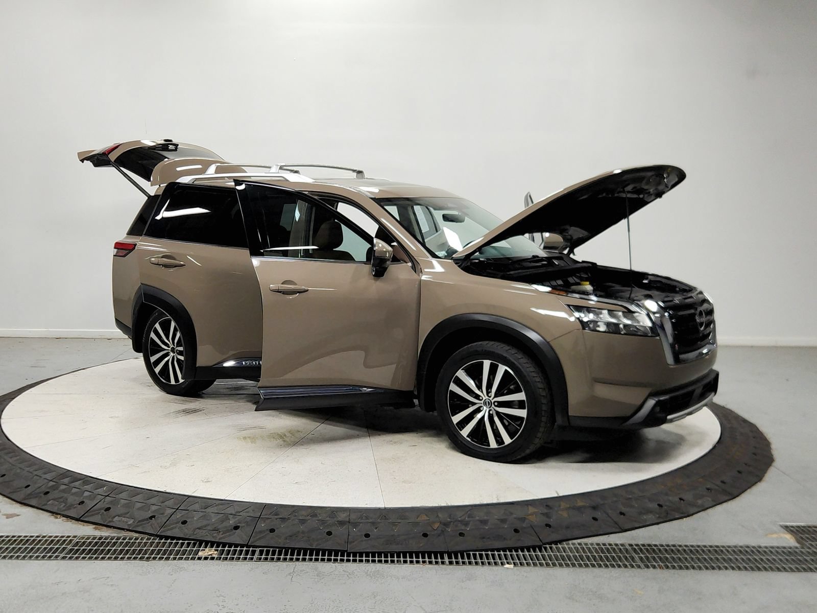 Used 2023 Nissan Pathfinder Platinum w/ Cargo Package AWD/4WD image 10