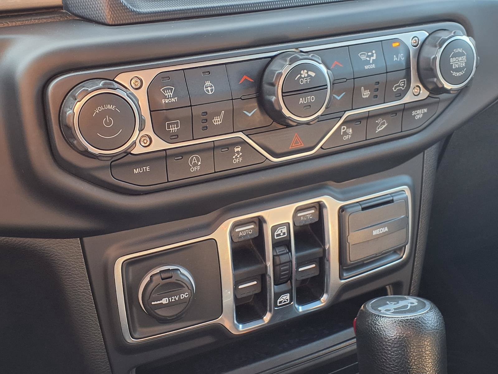 Used 2018 Jeep Wrangler Unlimited Sahara AWD/4WD image 12