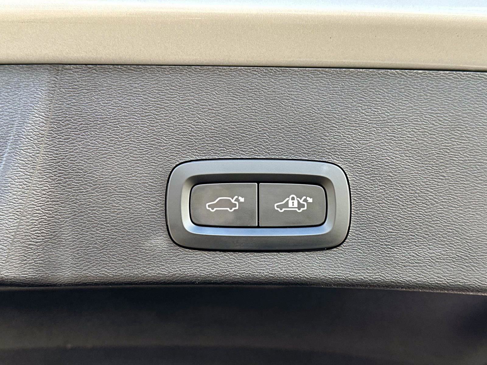 Certified 2023 Volvo XC40 B5 Plus image 12