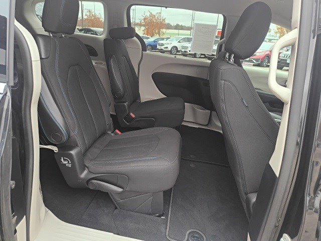 Used 2021 Chrysler Pacifica Touring image 15