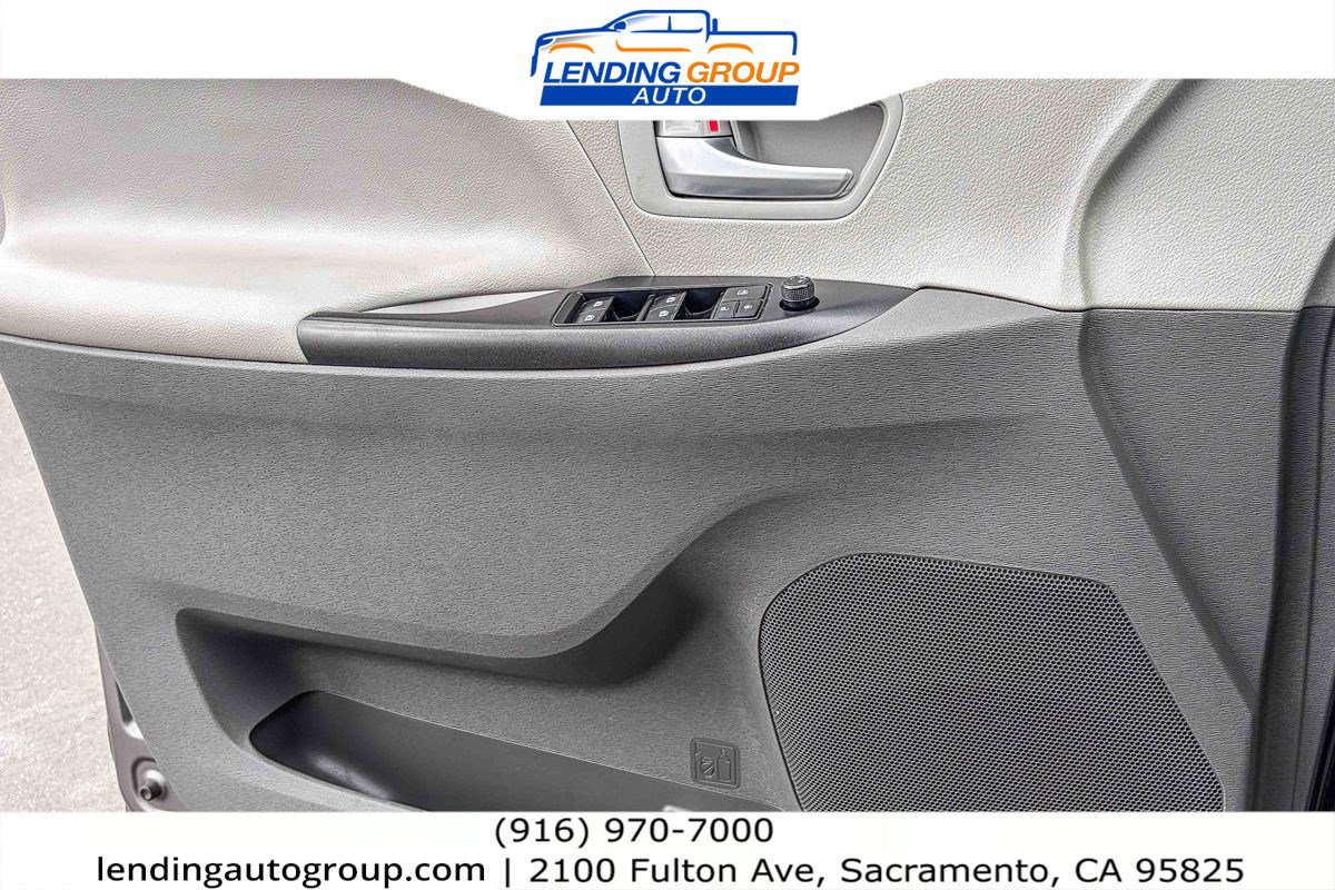 Used 2017 Toyota Sienna LE image 18