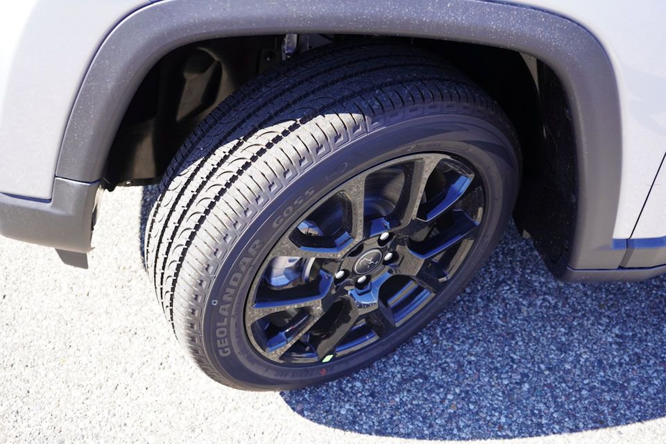 New 2025 Jeep Compass Latitude w/ Sun & Sound Group image 9