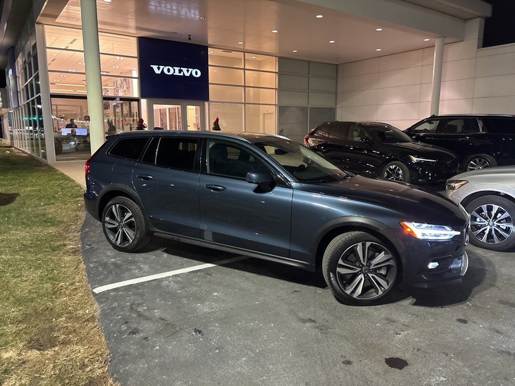 Certified 2025 Volvo V60 B5 Cross Country Plus image 2