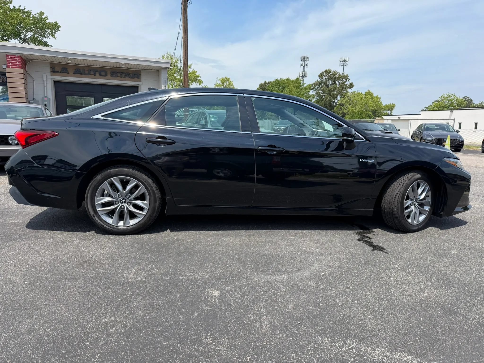 Used 2019 Toyota Avalon XLE FWD image 2
