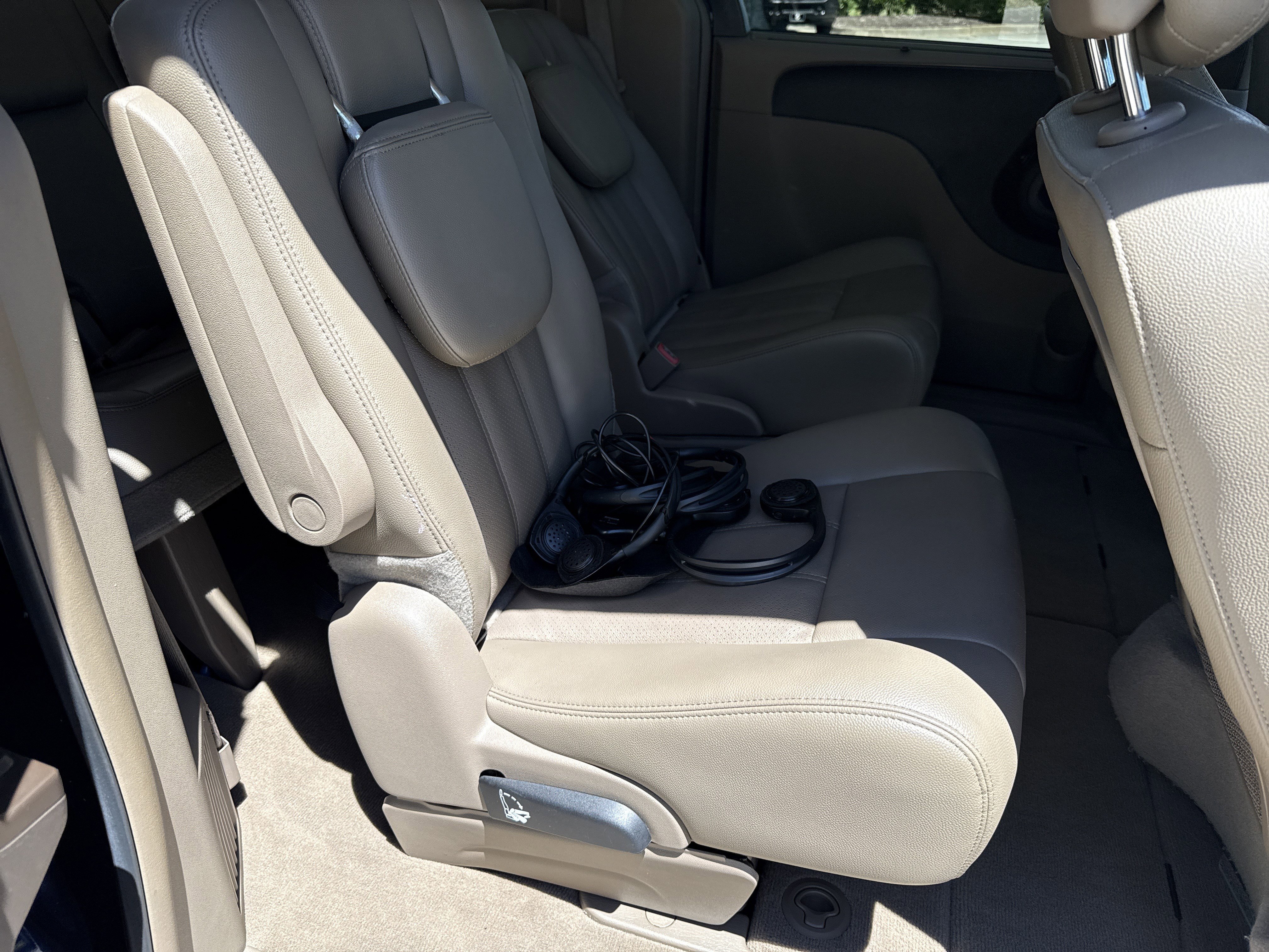 Used 2014 Chrysler Town & Country Touring-L w/ Driver Convenience Group FWD image 15