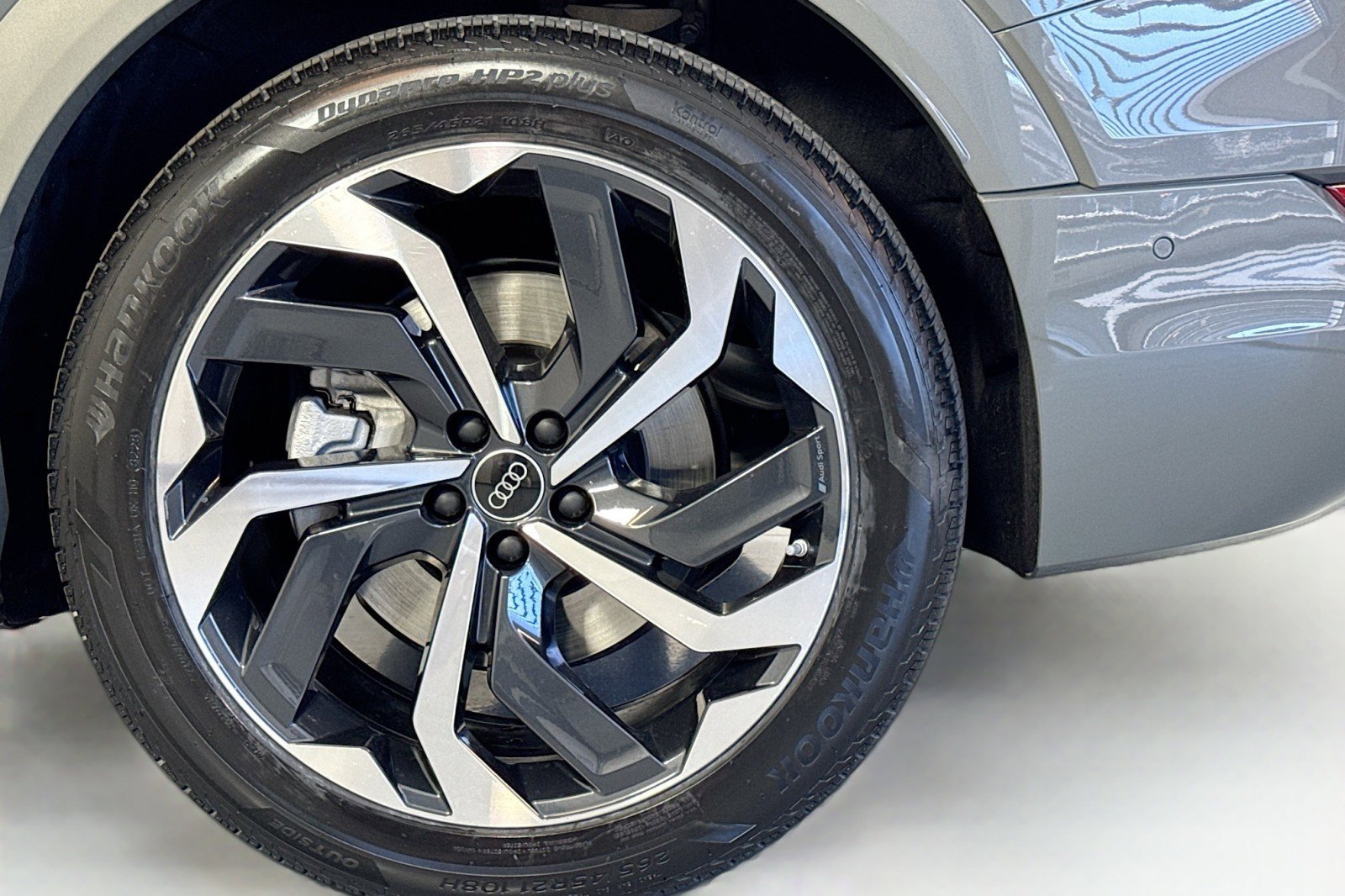 Used 2024 Audi Q8 e-tron Premium Plus w/ Premium Plus Package image 29