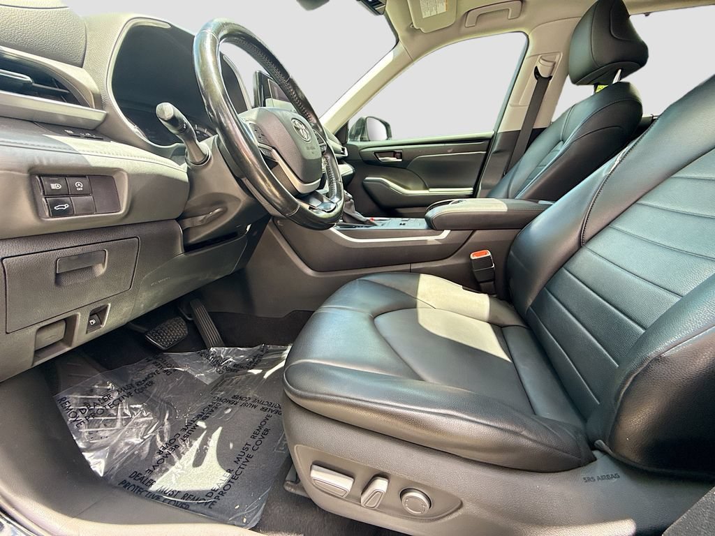 Used 2023 Toyota Highlander XLE FWD image 23