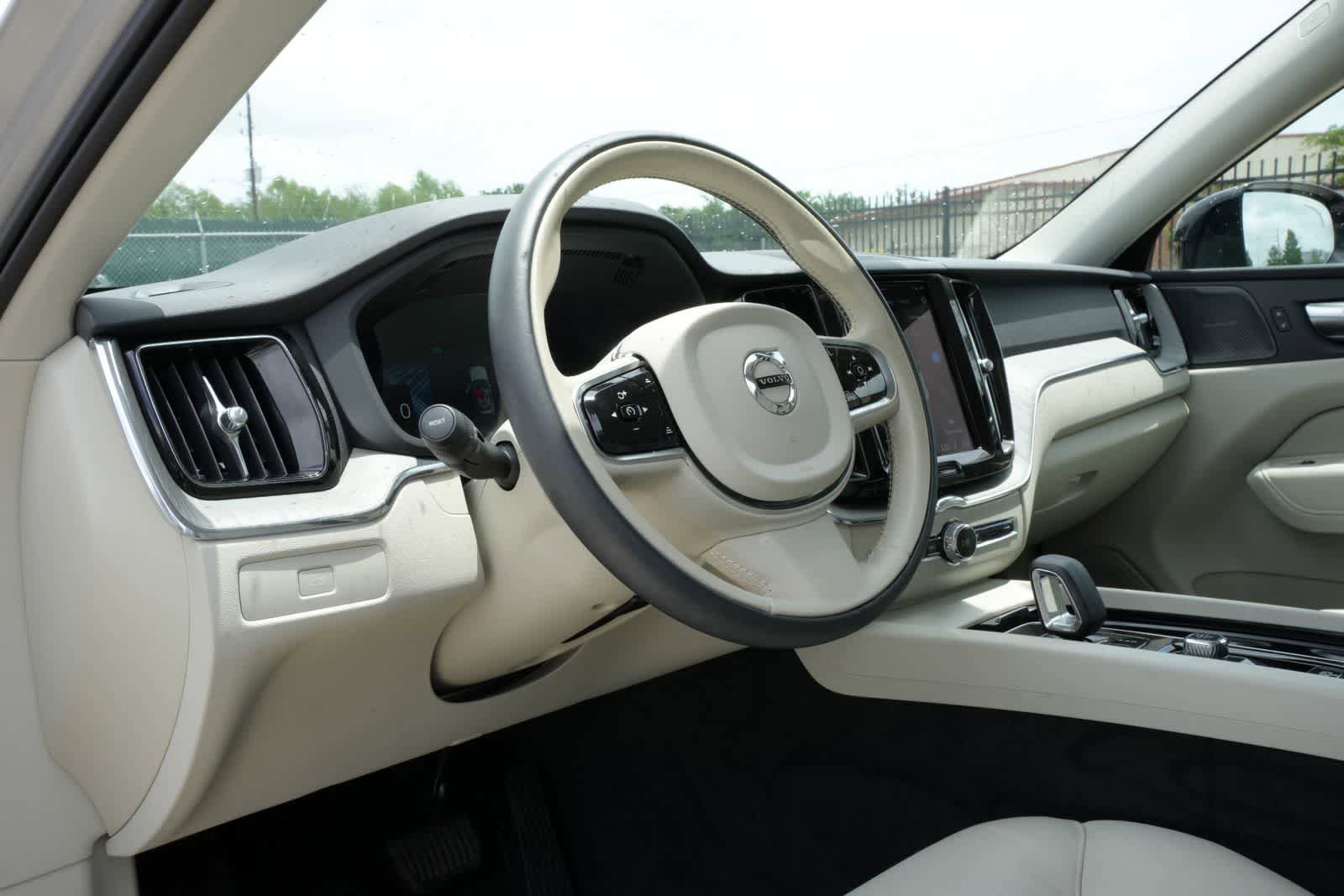 Used 2025 Volvo XC60 B5 Plus w/ Protection Package Premier AWD/4WD image 16
