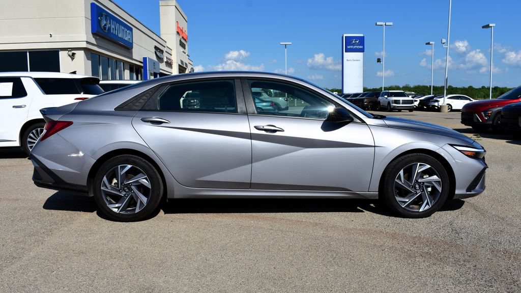 Used 2025 Hyundai Elantra Sport FWD image 2