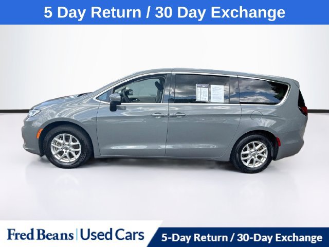Used 2023 Chrysler Pacifica Touring-L FWD image 5
