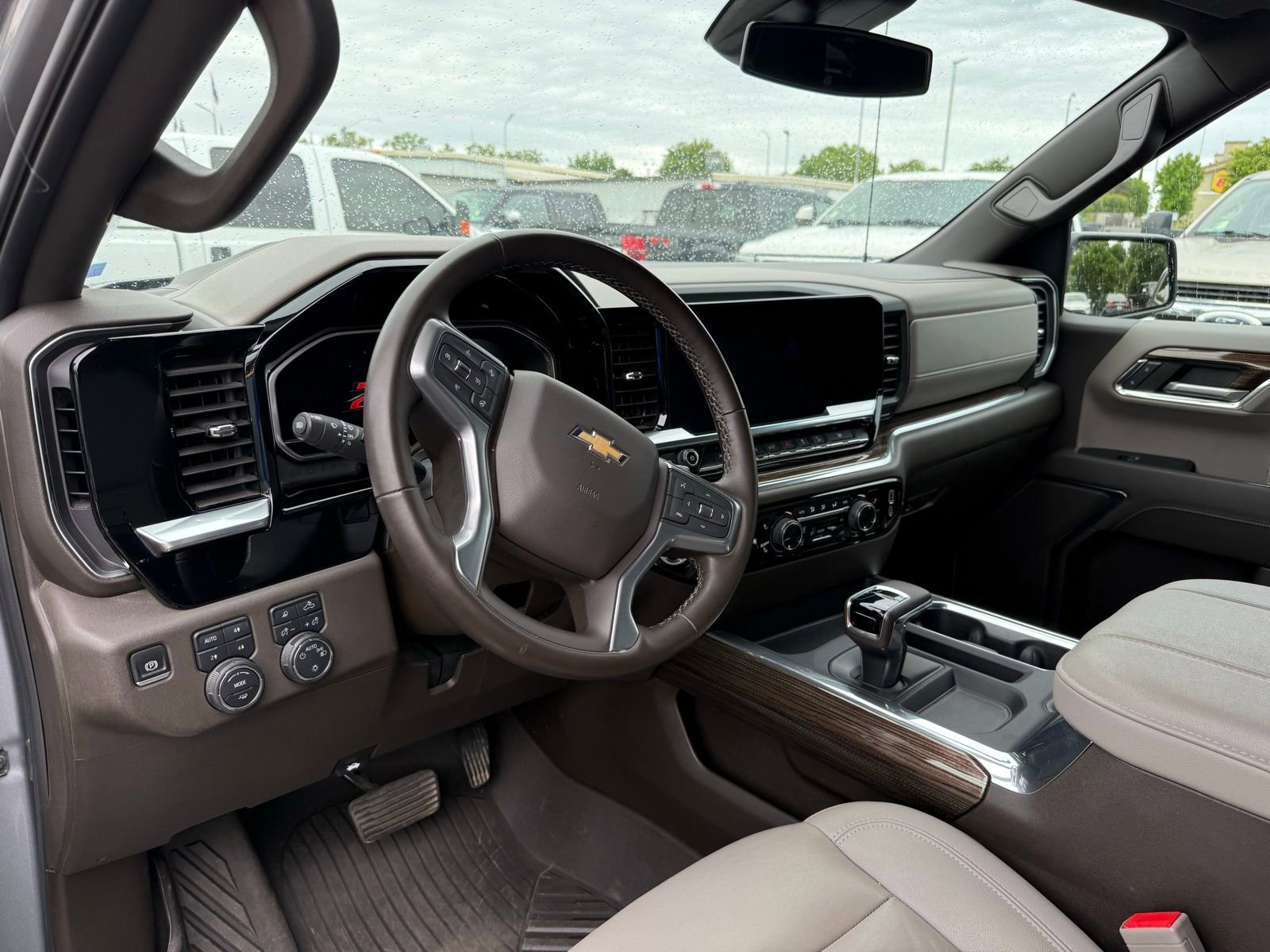 Used 2024 Chevrolet Silverado 1500 LT image 11