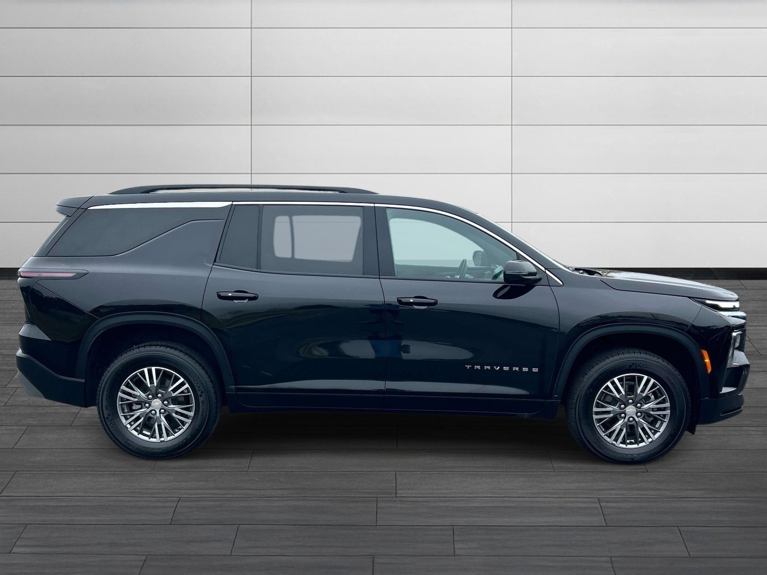 Used 2025 Chevrolet Traverse LT FWD image 2