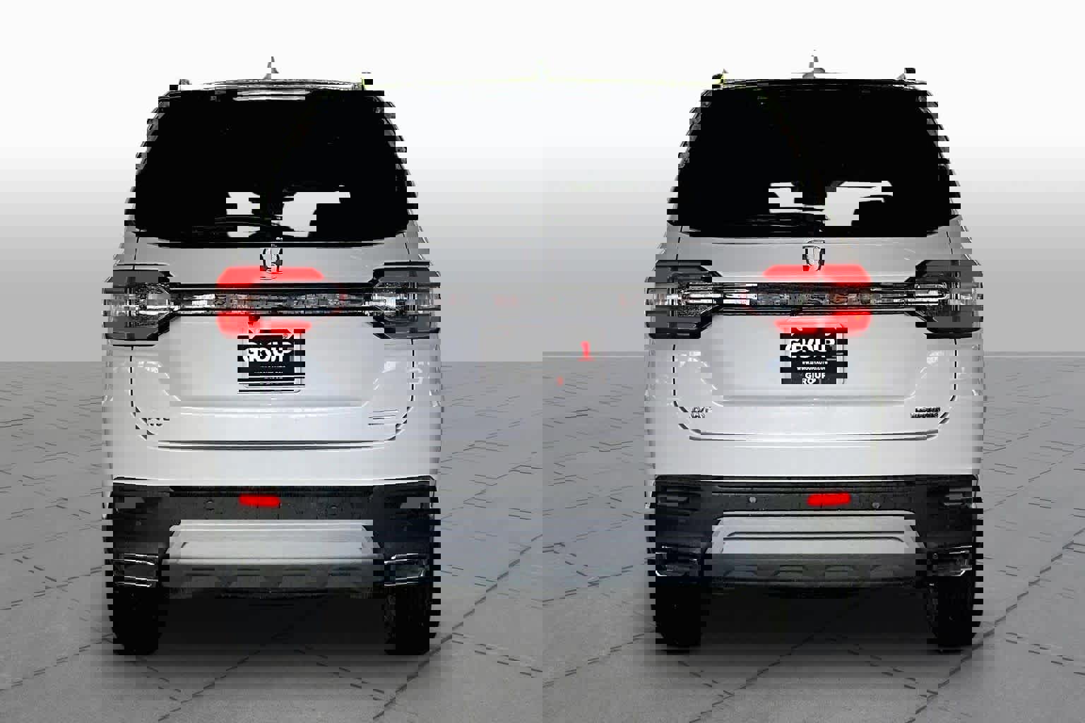 Used 2025 Honda Pilot Touring image 4