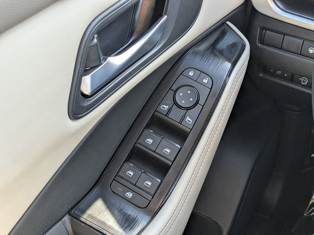 Used 2025 Nissan Rogue SV FWD image 20
