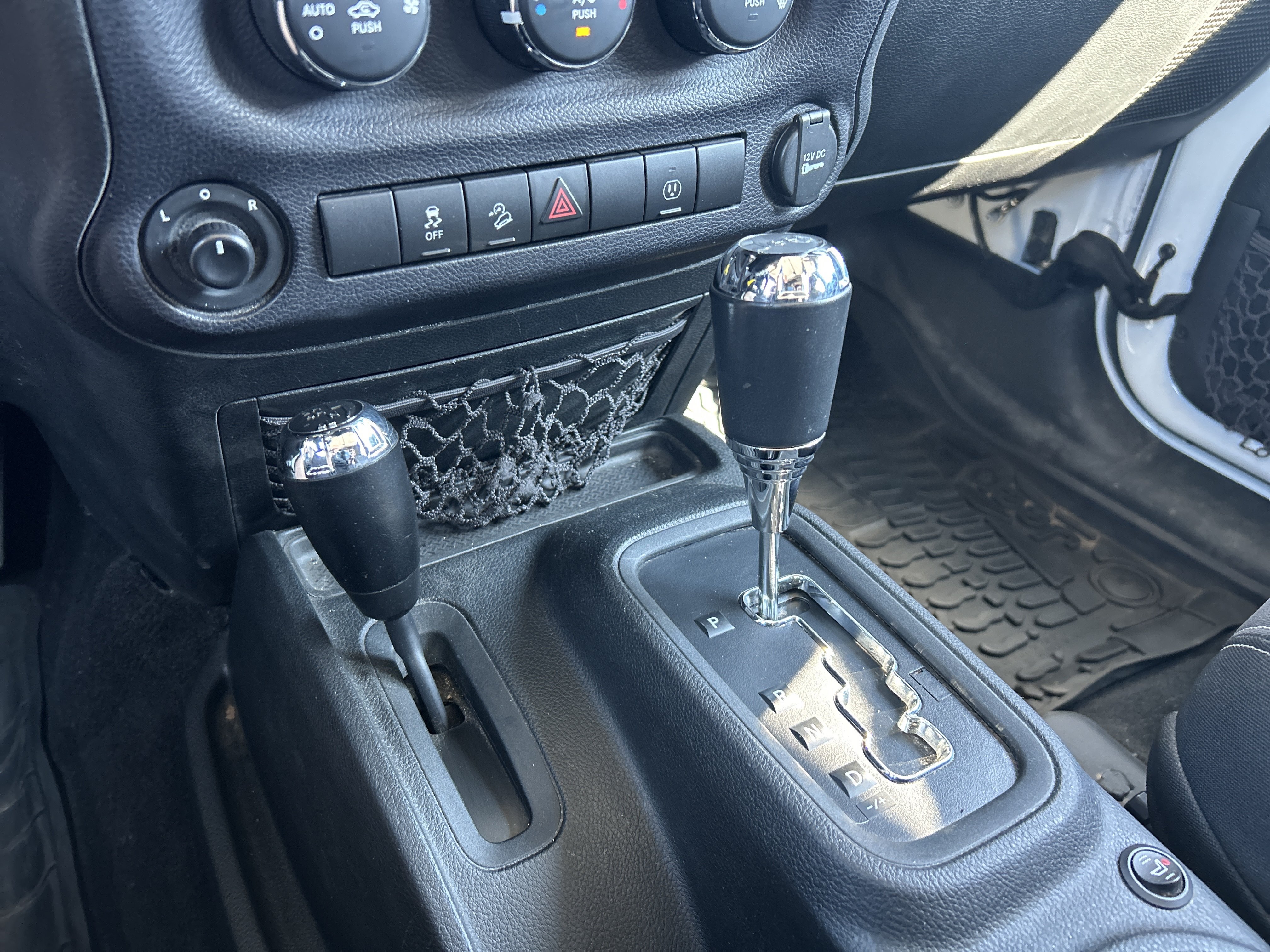 Used 2017 Jeep Wrangler Unlimited Sahara w/ Connectivity Group AWD/4WD image 19