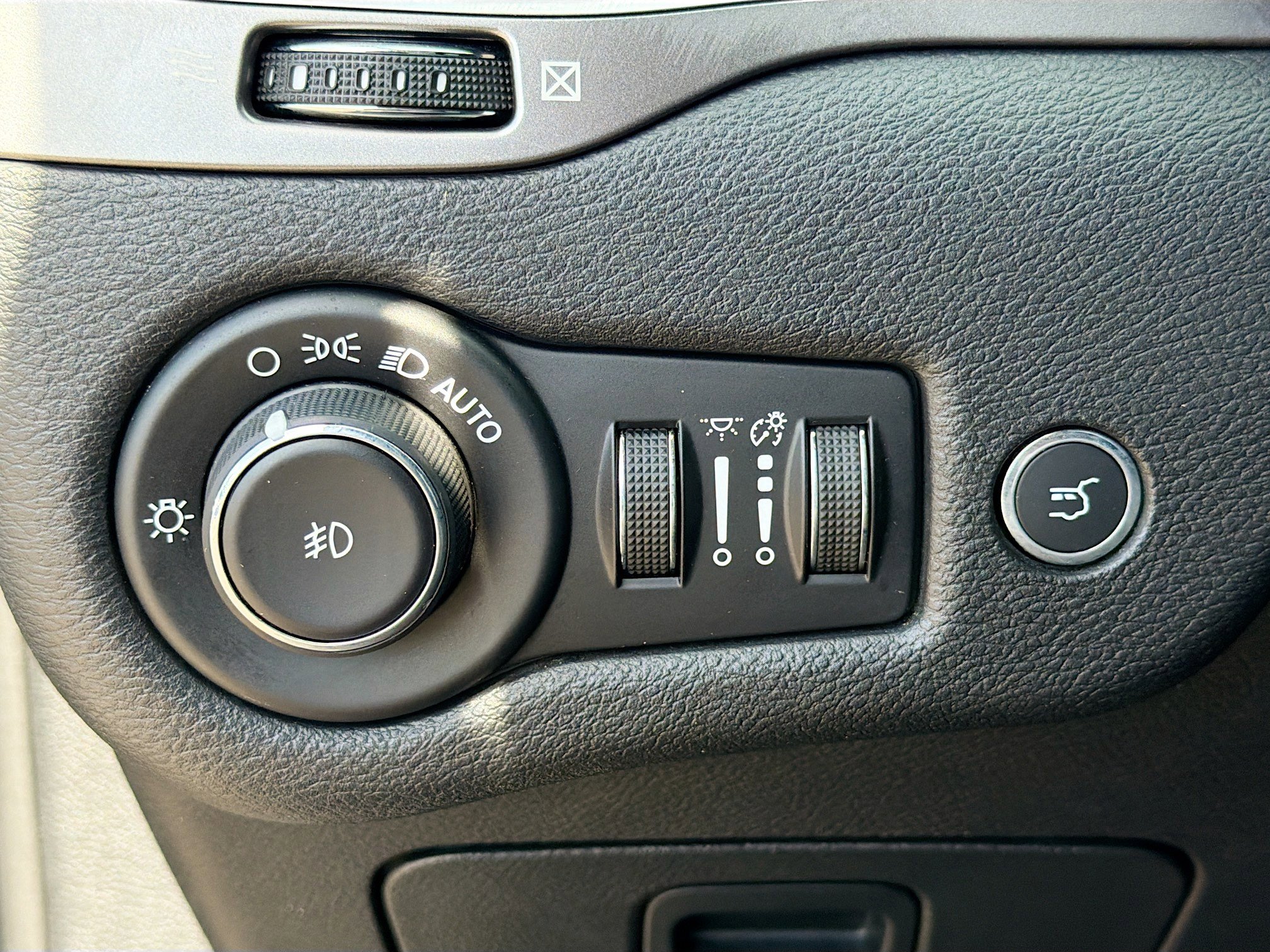 Used 2019 Jeep Cherokee Limited FWD image 33