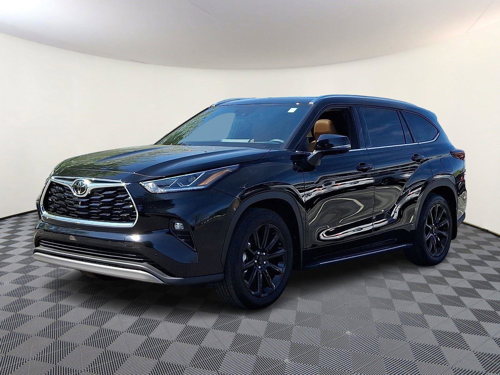 Used 2025 Toyota Highlander Platinum image 3