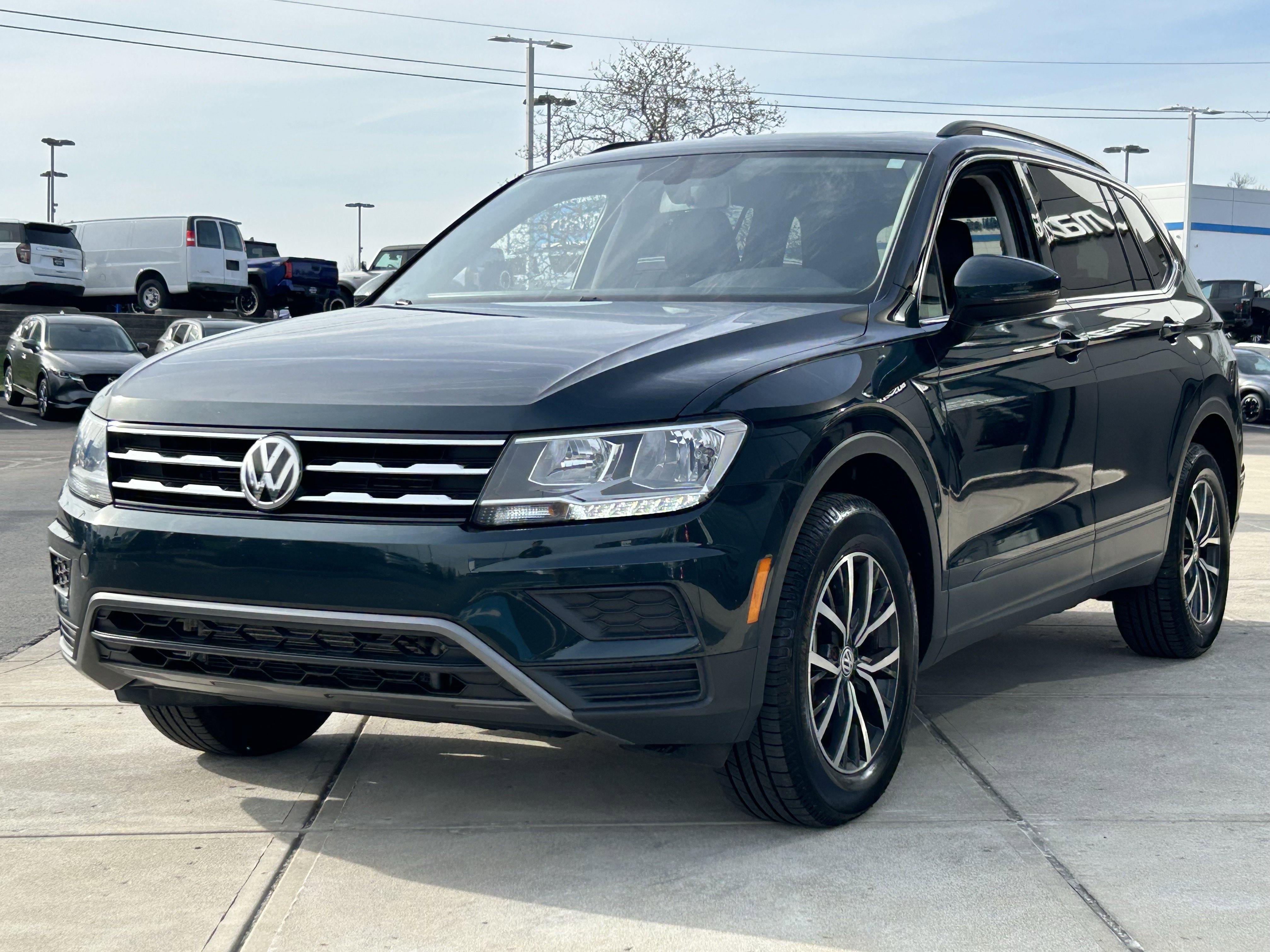 Used 2019 Volkswagen Tiguan SE w/ Panoramic Sunroof Package image 3