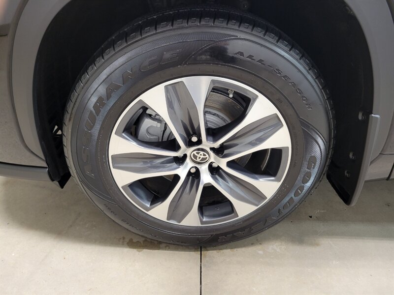 Used 2024 Toyota Highlander XLE AWD/4WD image 18