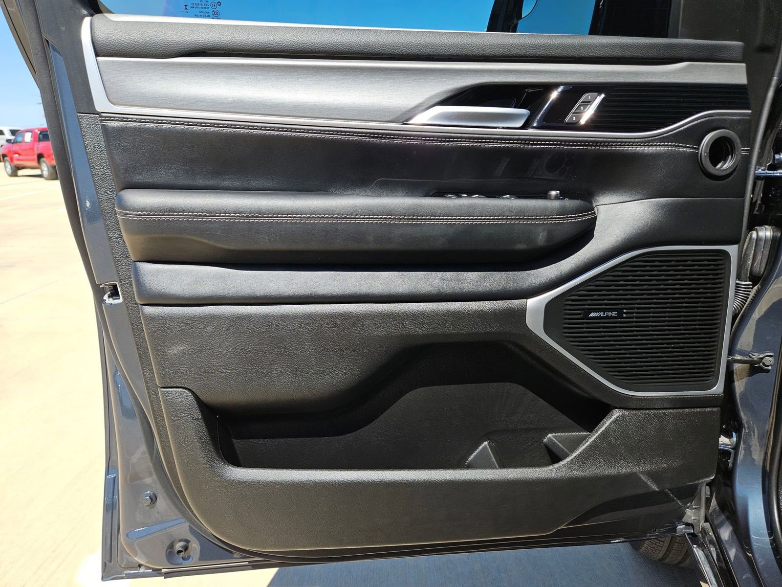 Certified 2025 Jeep Wagoneer Series II w/ Premium Group I image 11