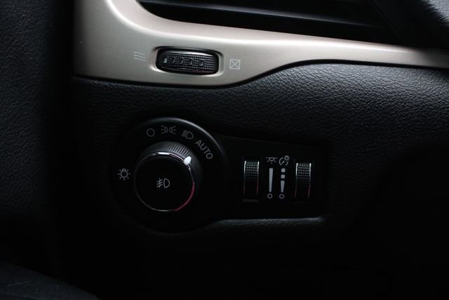 Used 2015 Jeep Cherokee Latitude FWD image 9