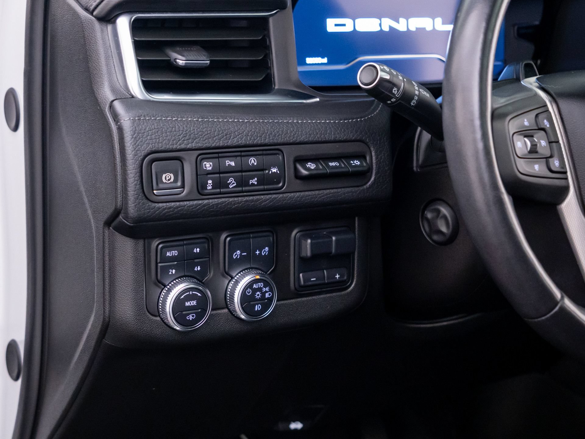 Used 2024 GMC Yukon Denali w/ Advanced Technology Package AWD/4WD image 23