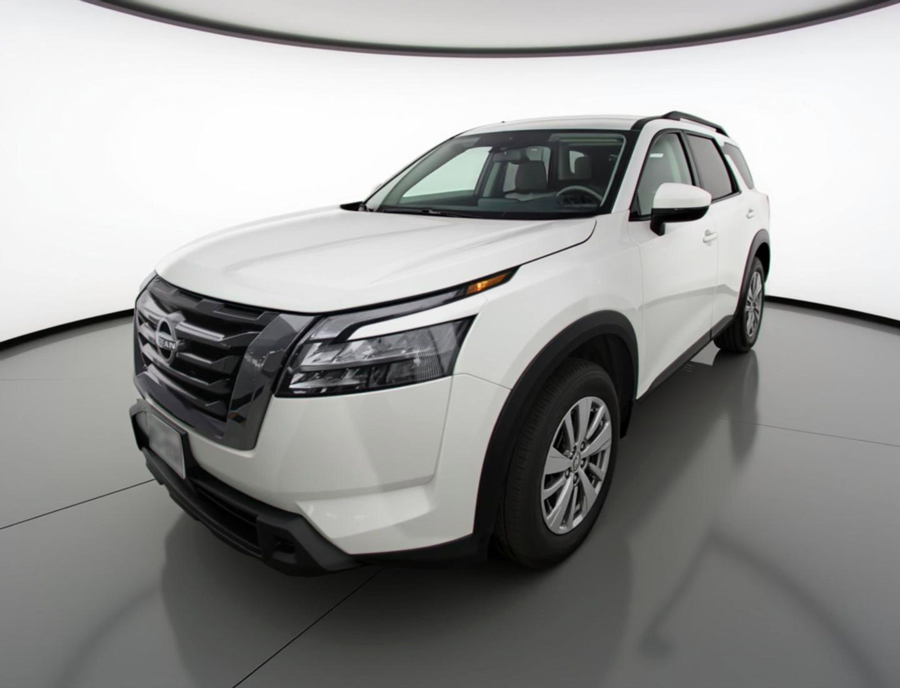 Used 2025 Nissan Pathfinder SV image 3