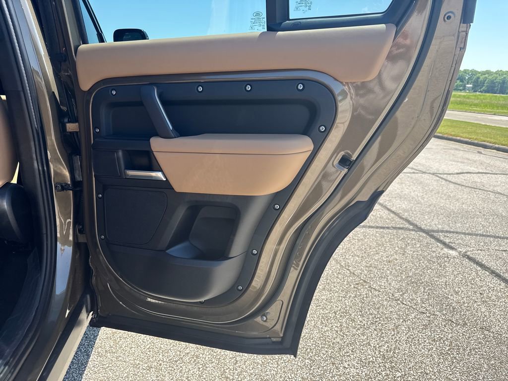New 2026 Land Rover Defender 110 X-Dynamic SE AWD/4WD image 16