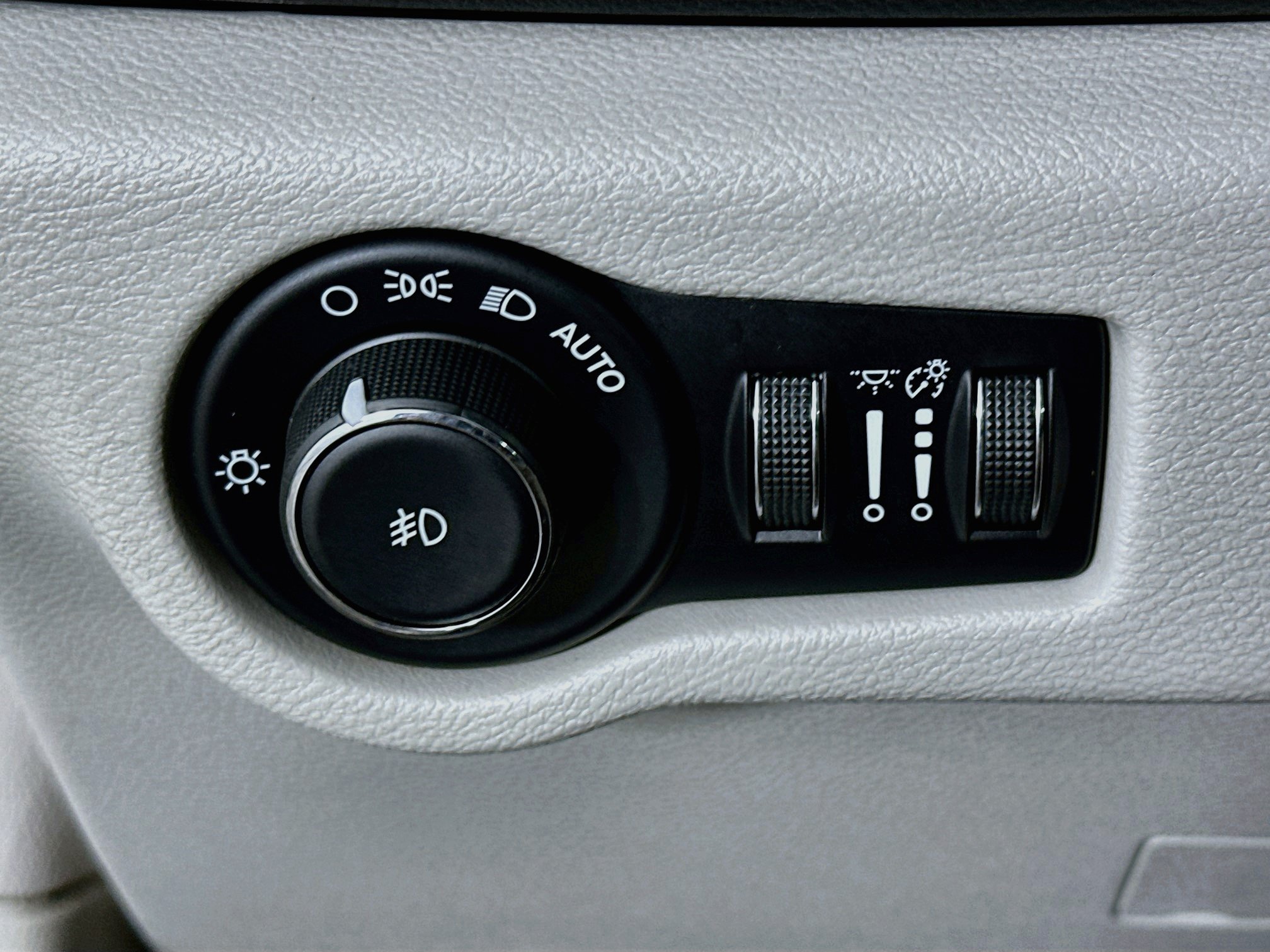 Used 2018 Chrysler Pacifica Touring-L FWD image 17