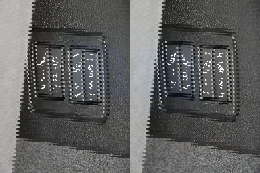 Used 2025 Cadillac XT6 Premium Luxury image 34