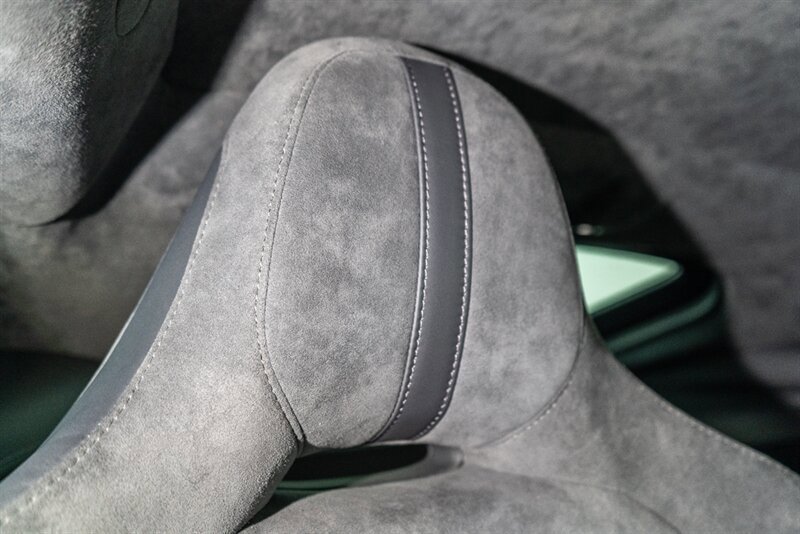 Used 2023 Aston Martin V8 Vantage Coupe RWD image 38