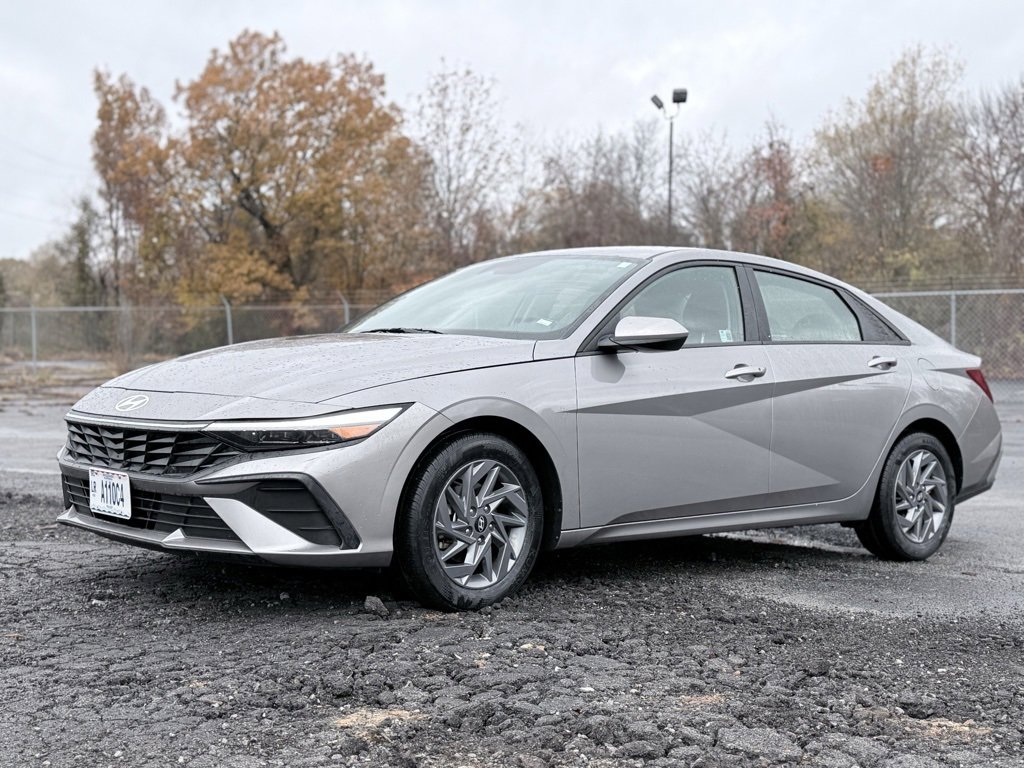 Certified 2024 Hyundai Elantra SEL image 3