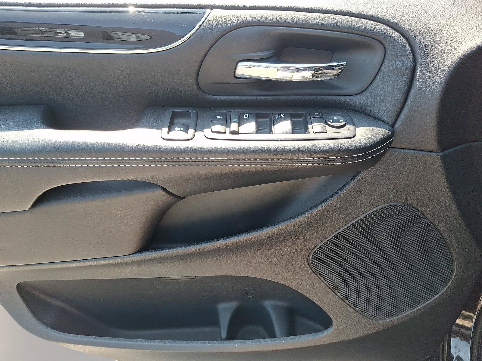 Used 2018 Dodge Grand Caravan SE FWD image 10