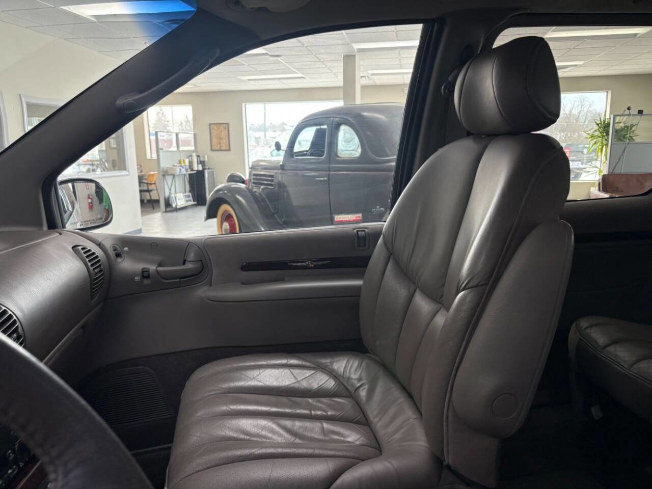 Used 2000 Chrysler Town & Country Limited image 19