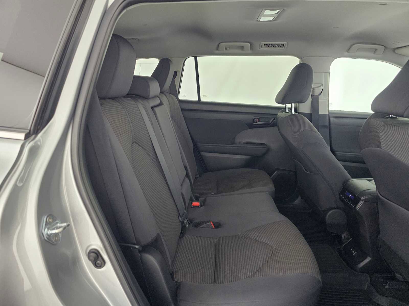 Used 2024 Toyota Highlander LE image 12