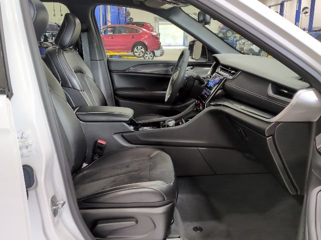 Used 2023 Jeep Grand Cherokee Altitude AWD/4WD image 15