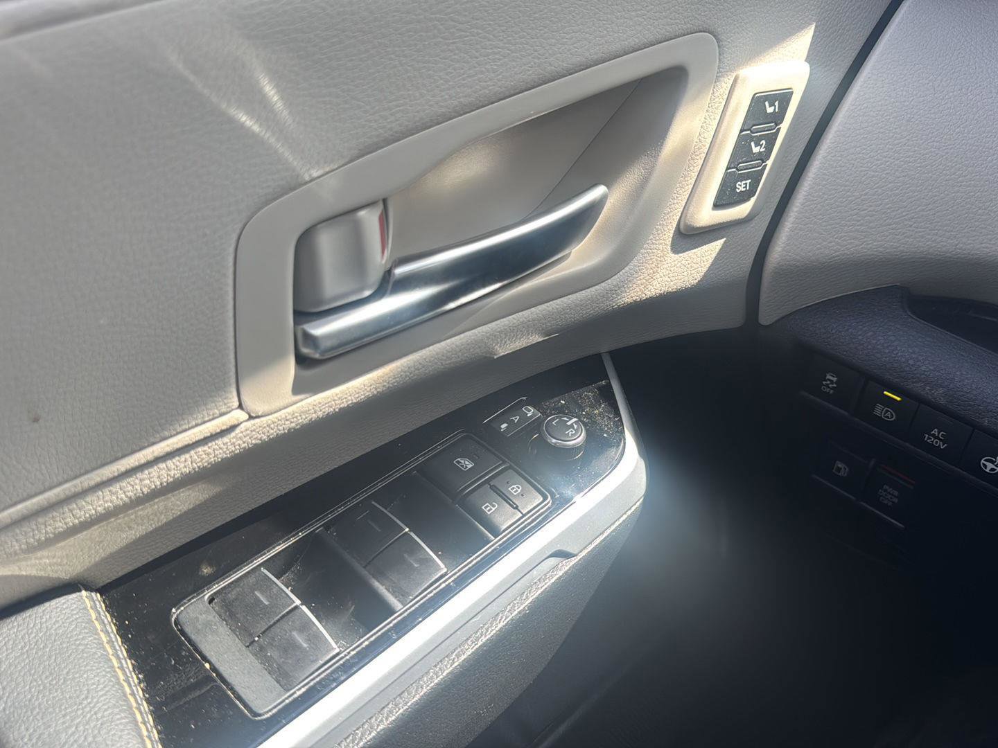 Used 2025 Toyota Sienna Platinum AWD/4WD image 16