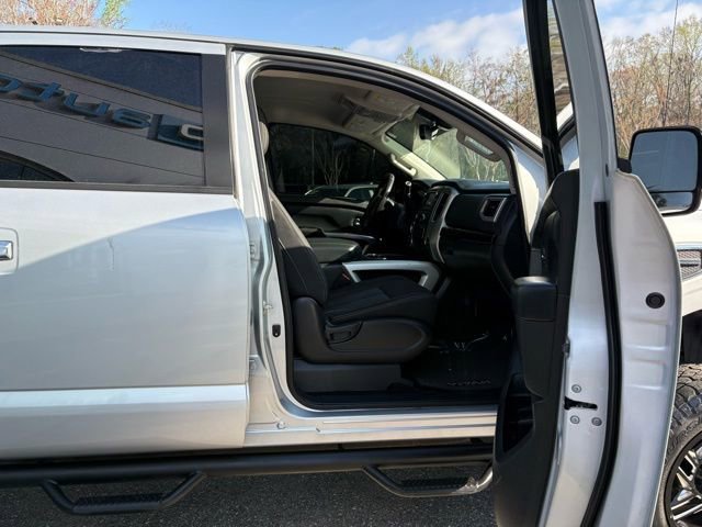 Used 2019 Nissan Titan SV w/ SV Convenience Package image 29