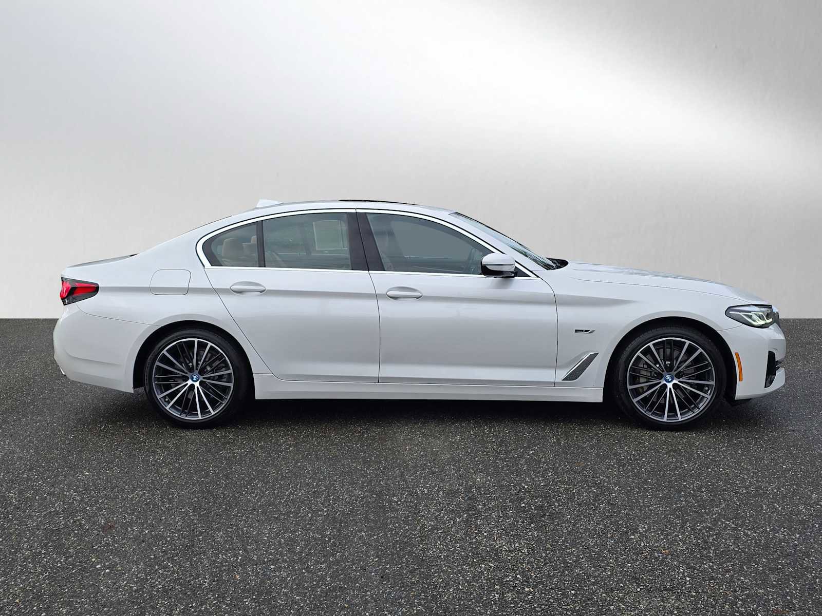 Used 2023 BMW 530e xDrive w/ Premium Package image 2