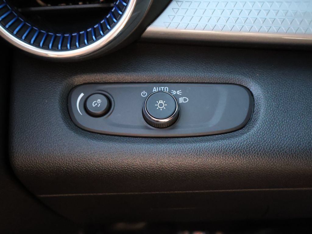 Used 2025 Chevrolet Trax LT FWD image 29