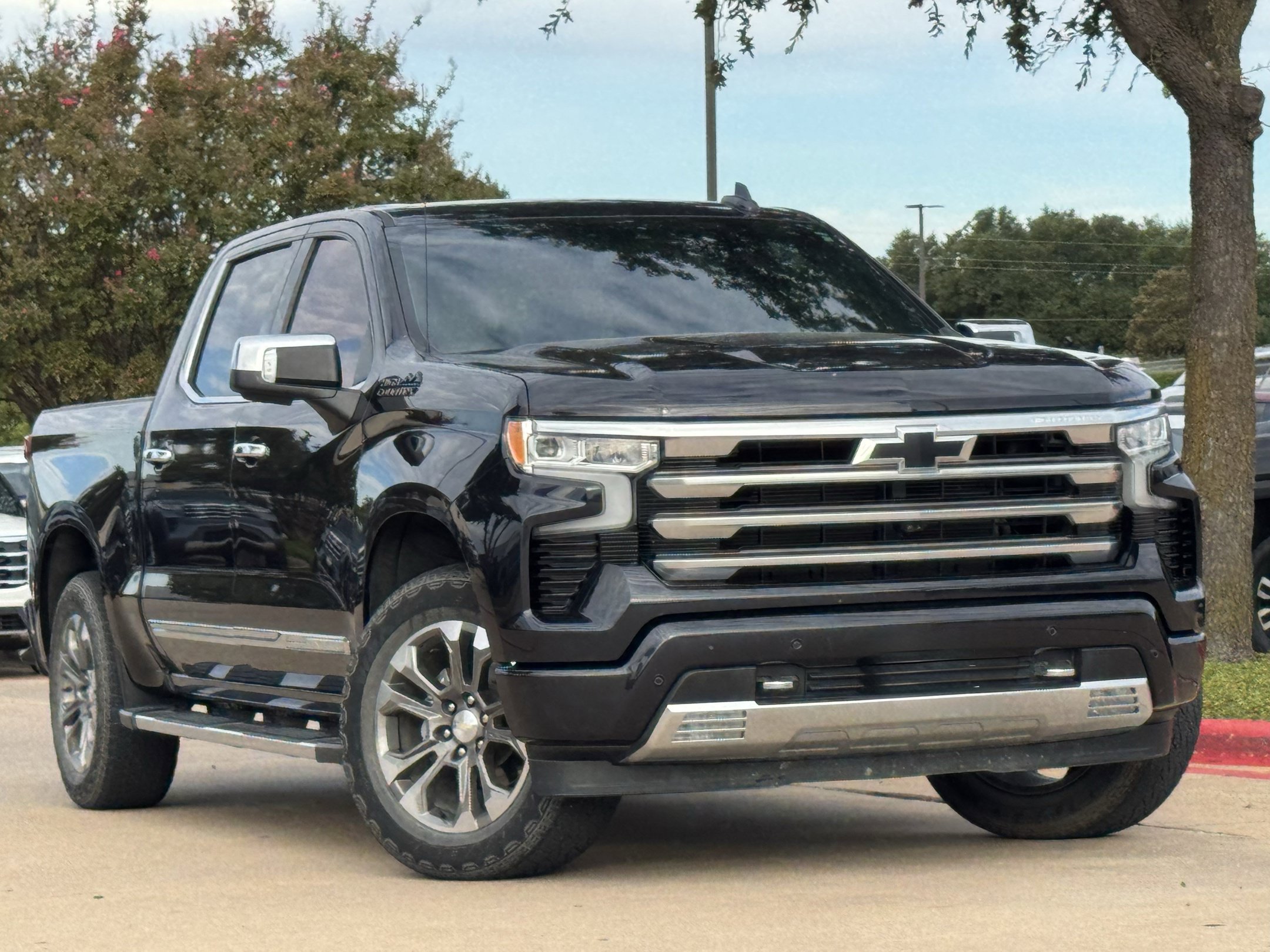 Used 2024 Chevrolet Silverado 1500 High Country w/ LPO, Dark Essentials Package AWD/4WD image 2