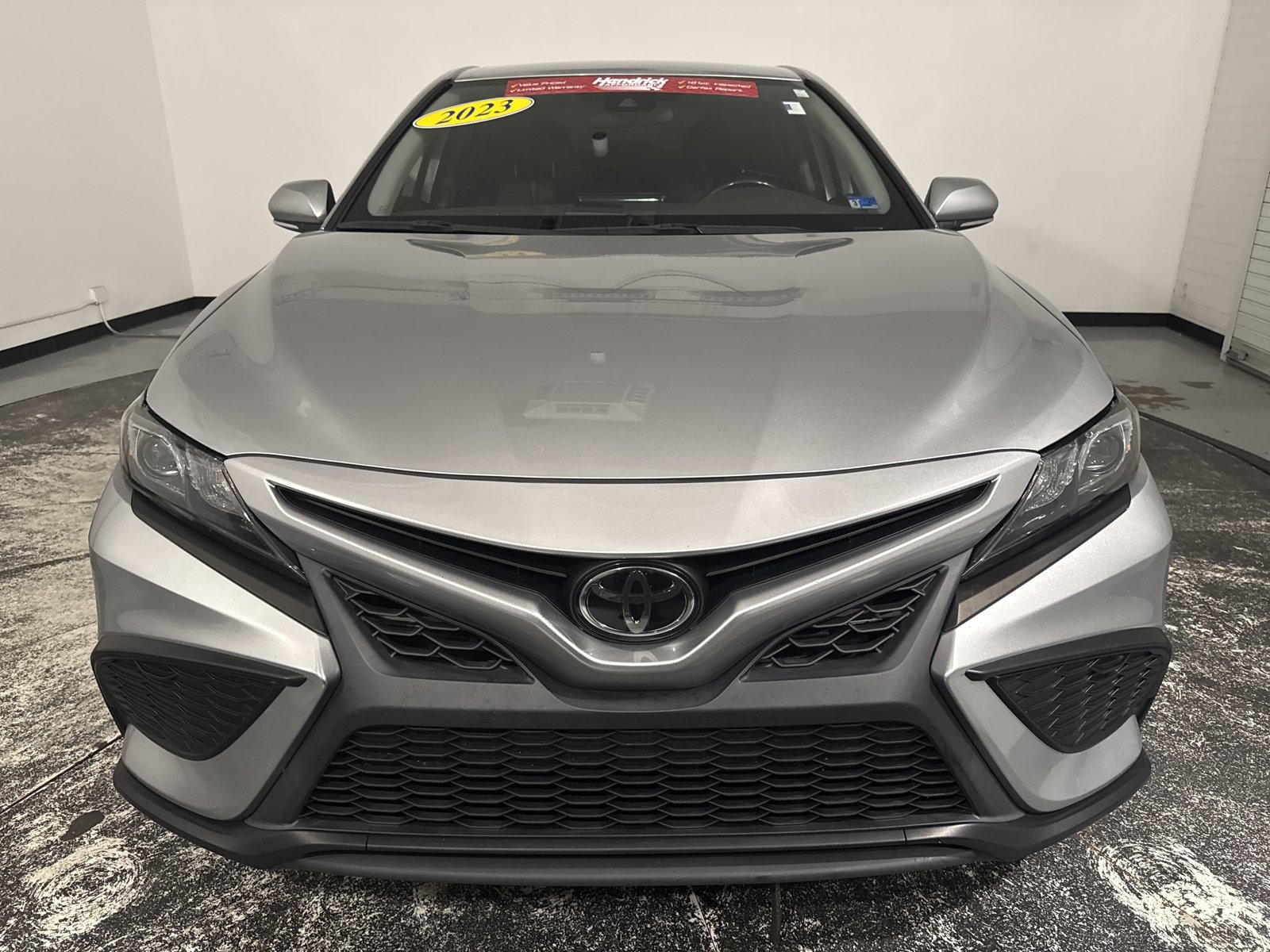 Used 2023 Toyota Camry SE FWD image 3
