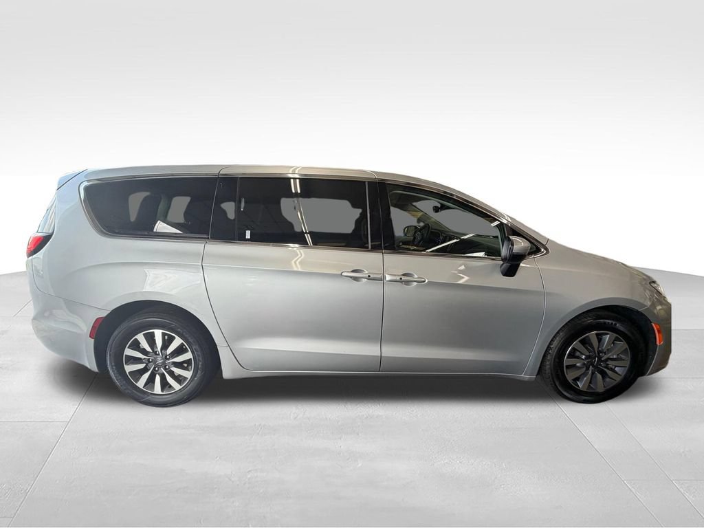 Used 2023 Chrysler Pacifica Touring-L FWD image 6