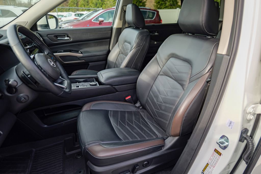 Used 2022 Nissan Pathfinder Platinum w/ Cargo Package image 22
