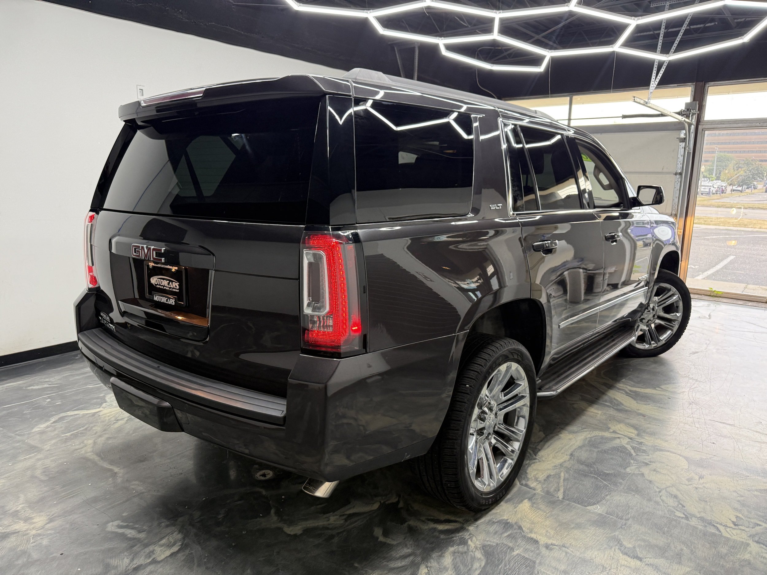 Used 2017 GMC Yukon SLT AWD/4WD image 2